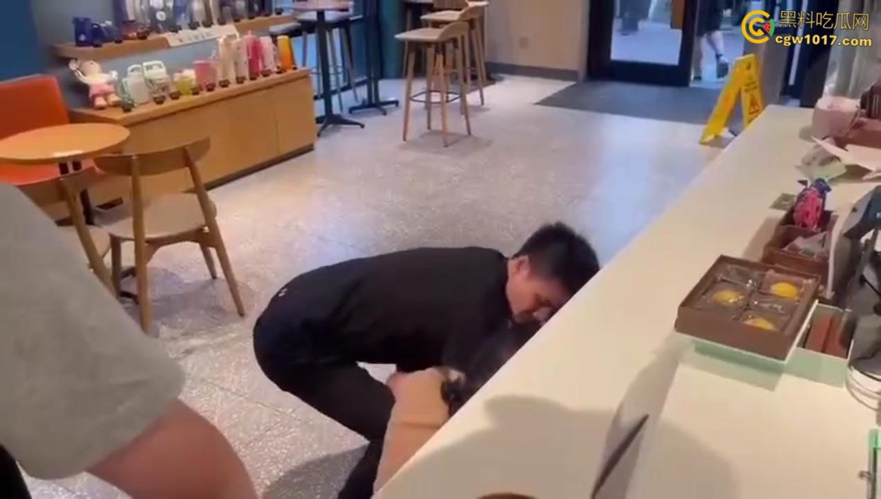 渣男带着小三在星巴克约会,两人有说有笑空气弥漫着暧昧, 被原配当场抓包后,两人瞬间扭打在一起 !-4