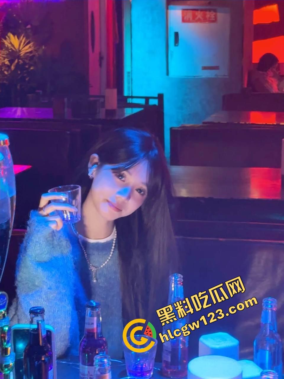 新能源车企都该看,ET6车震首秀野战出圈,白天渔网袜后备箱开干,厂家宣传说宣传能坐下两个人没骗人!-4