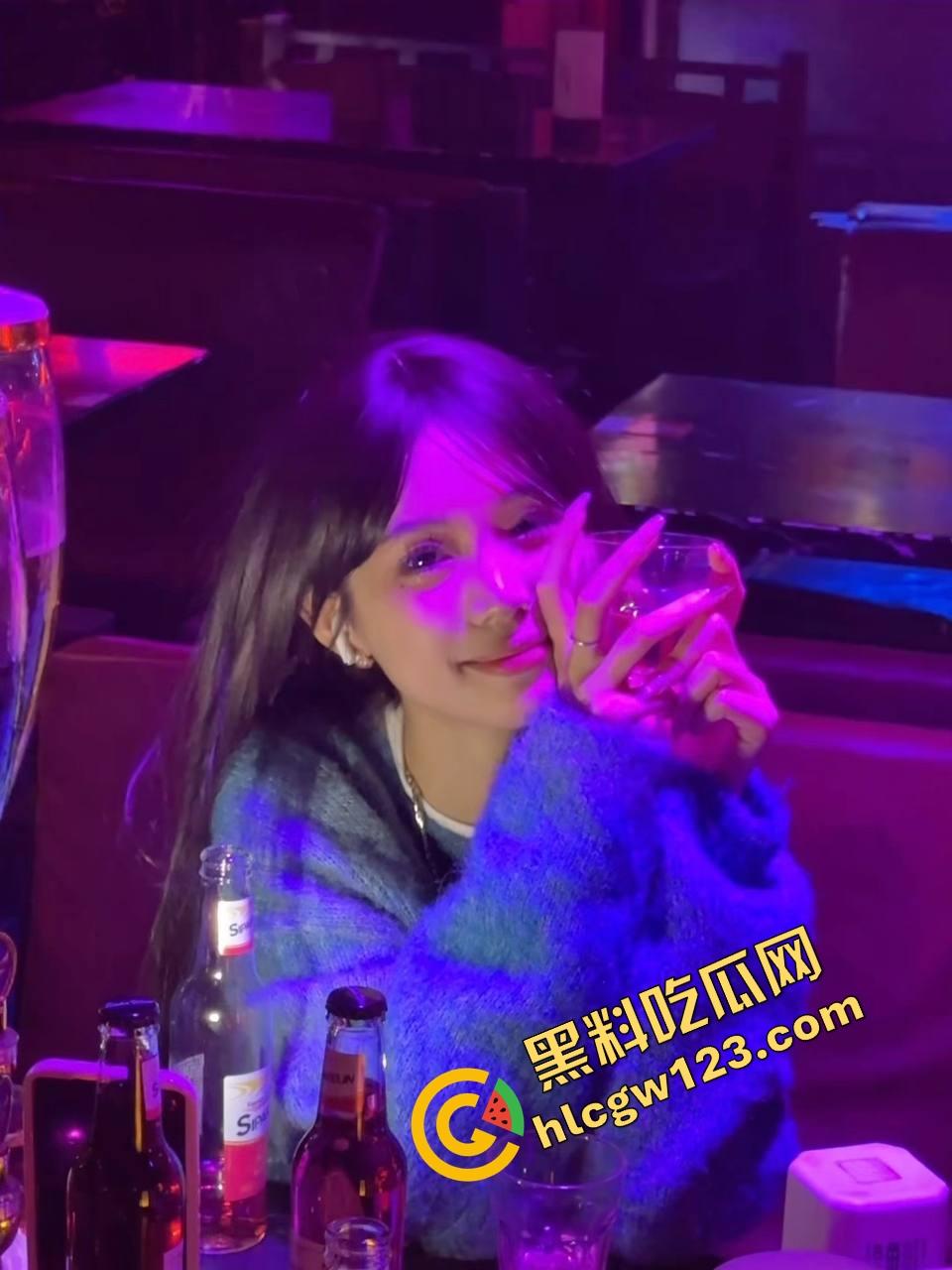 新能源车企都该看,ET6车震首秀野战出圈,白天渔网袜后备箱开干,厂家宣传说宣传能坐下两个人没骗人!-5