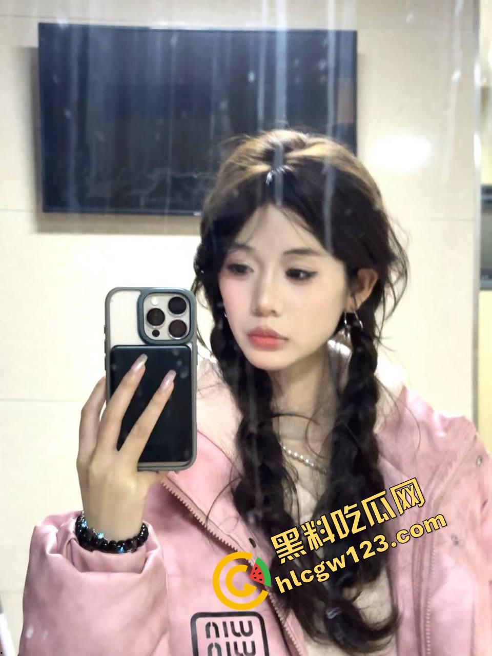 新能源车企都该看,ET6车震首秀野战出圈,白天渔网袜后备箱开干,厂家宣传说宣传能坐下两个人没骗人!-6