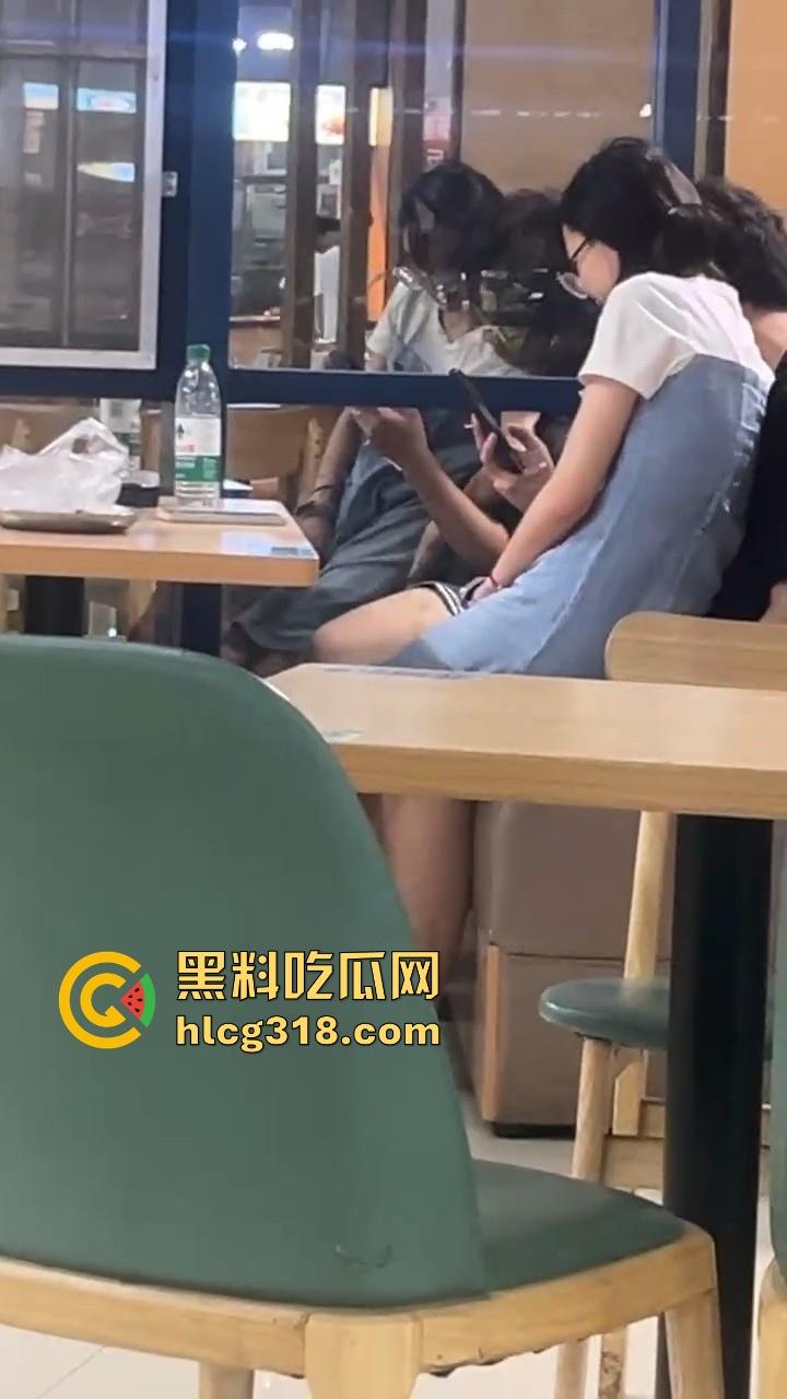 海南大学情侣在食堂做爱偷拍曝光!眼镜学妹当众掀裙骑乘男友,极其反差大胆!-4