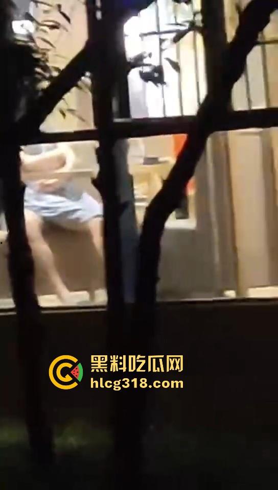 海南大学情侣在食堂做爱偷拍曝光!眼镜学妹当众掀裙骑乘男友,极其反差大胆!-5