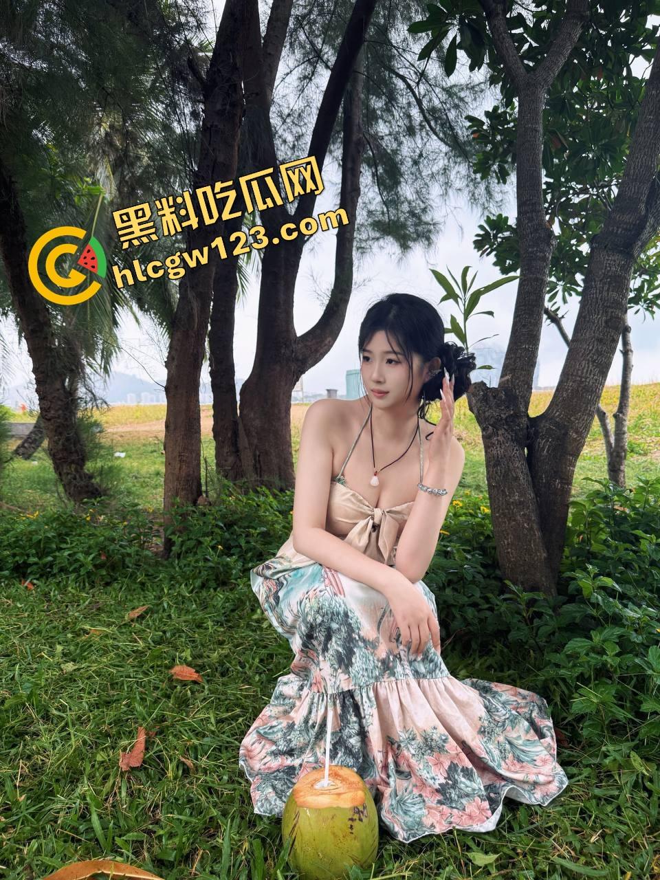 玩的真的花，当自己是花埋土里让人轮流浇尿喝尿，还认真说要快快长大哦，人形母狗癖癫到极致！-4