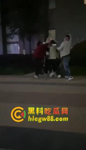 福建小区散步变地狱模式,小伙子刀仔1V3,一家三口直接被团灭,一人一刀干净利落!-2