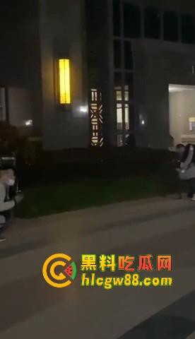 福建小区散步变地狱模式,小伙子刀仔1V3,一家三口直接被团灭,一人一刀干净利落!-6