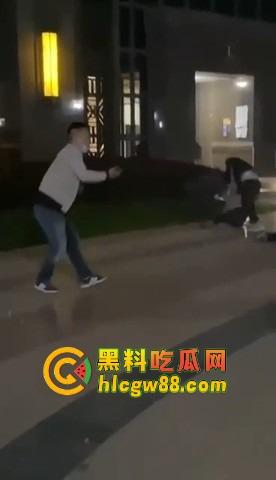 福建小区散步变地狱模式,小伙子刀仔1V3,一家三口直接被团灭,一人一刀干净利落!-7