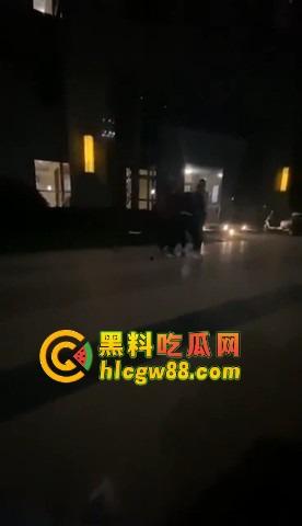 福建小区散步变地狱模式,小伙子刀仔1V3,一家三口直接被团灭,一人一刀干净利落!-8