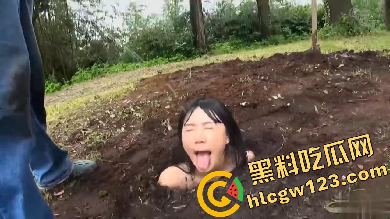 玩的真的花，当自己是花埋土里让人轮流浇尿喝尿，还认真说要快快长大哦，人形母狗癖癫到极致！-13