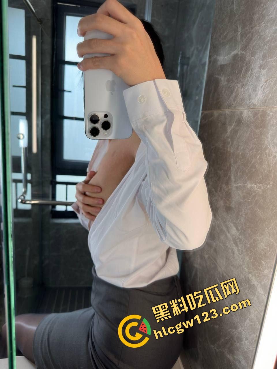 小区楼下遛乌龟竟钓到邻居骚少妇39岁『张珊珊』口活惊艳,屁股一摇榨汁三升,送龟送到床上操!-7