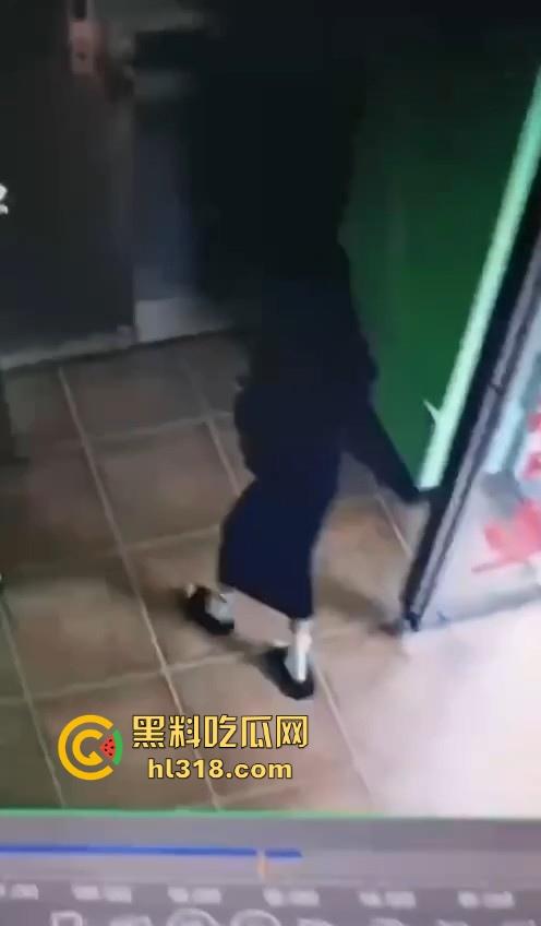 河南驻马店抖音网名【瑶.】妙龄女子当众在电梯拉屎,女子在无视监控,拉完随后淡定离开!-2