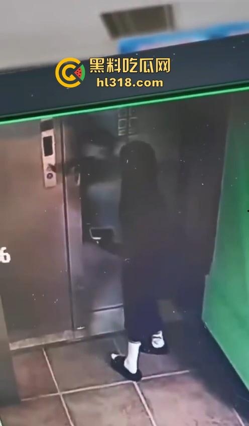 河南驻马店抖音网名【瑶.】妙龄女子当众在电梯拉屎,女子在无视监控,拉完随后淡定离开!-3