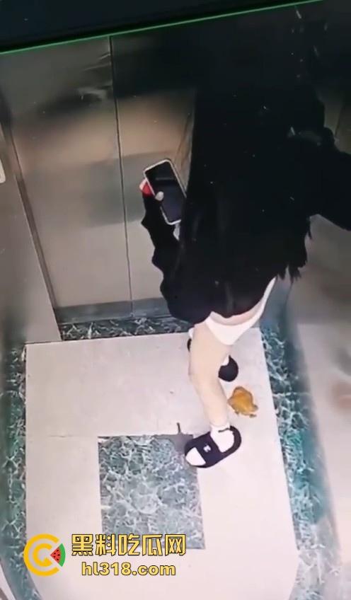 河南驻马店抖音网名【瑶.】妙龄女子当众在电梯拉屎,女子在无视监控,拉完随后淡定离开!-6