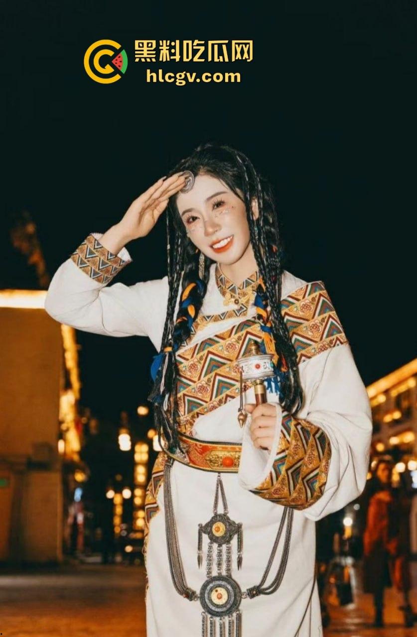 上海极品母女双飞共侍！5000搞定少儿主持人和舞蹈生女儿，母女同吃一根鸡巴，贵但绝对够骚！-8