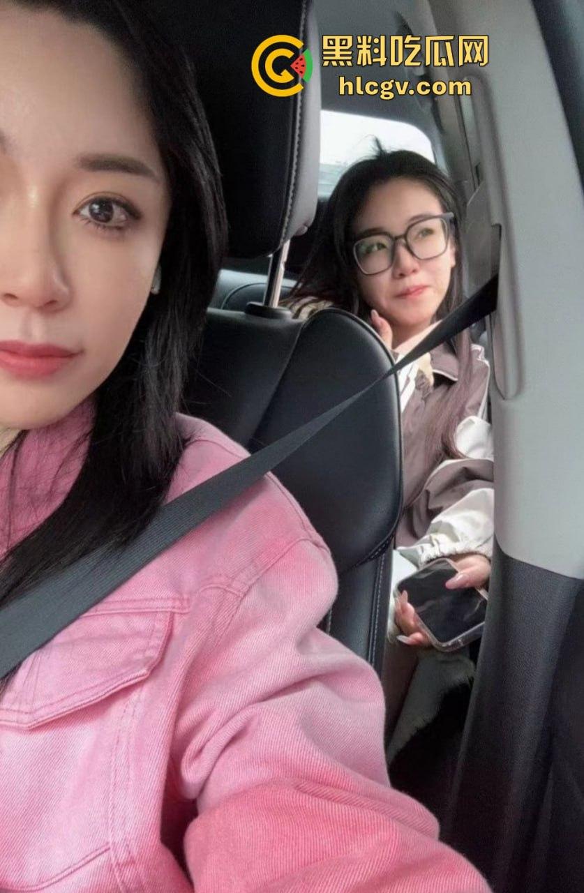 上海极品母女双飞共侍！5000搞定少儿主持人和舞蹈生女儿，母女同吃一根鸡巴，贵但绝对够骚！-19