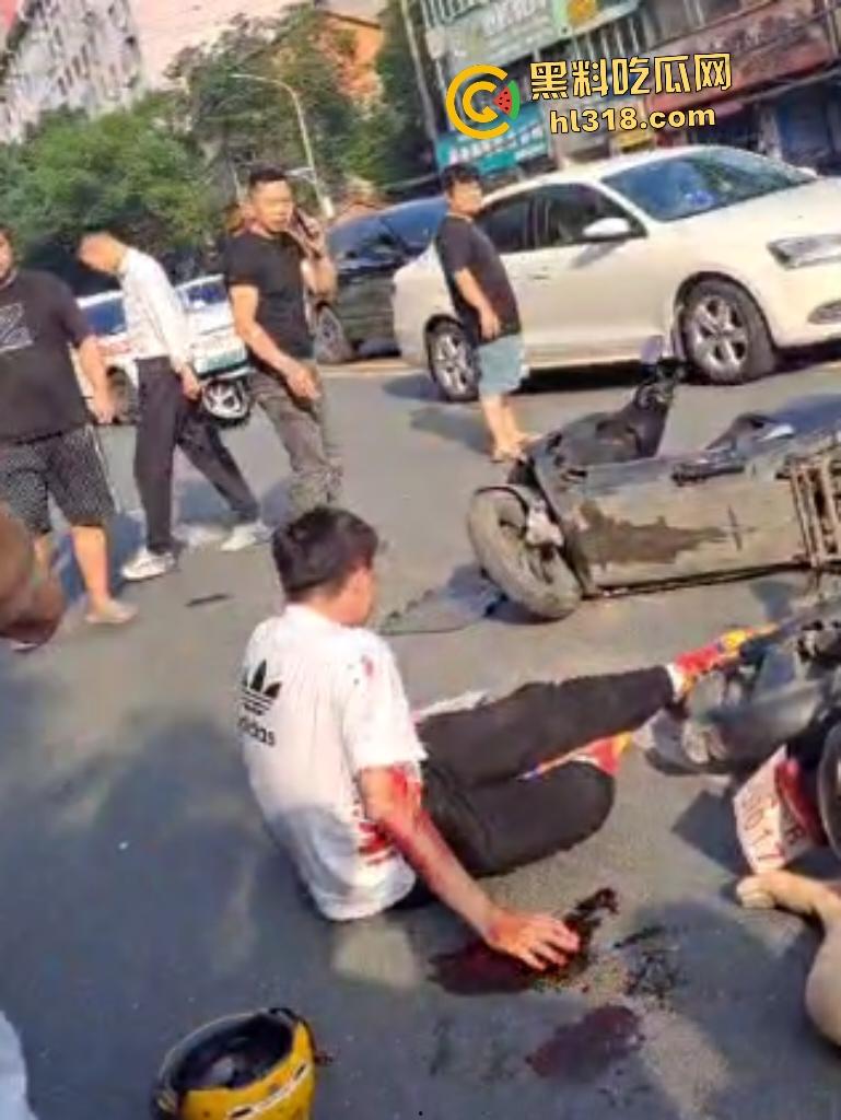7月20日江西南昌外卖小哥飙车撞翻两个老人倒地不起，绿衣服老头七窍流血，旁边老头直接帮其闭上眼睛！-7