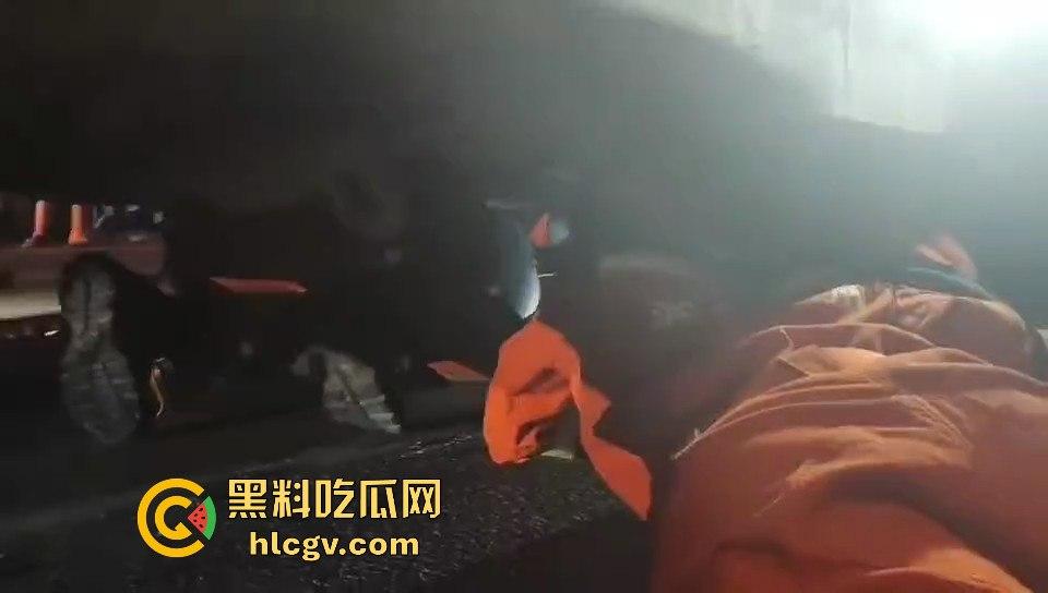 温都凌晨惨烈车祸！摩托车被撞飞，一人卡在水泥搅拌车底，生死救援紧急展开！-7