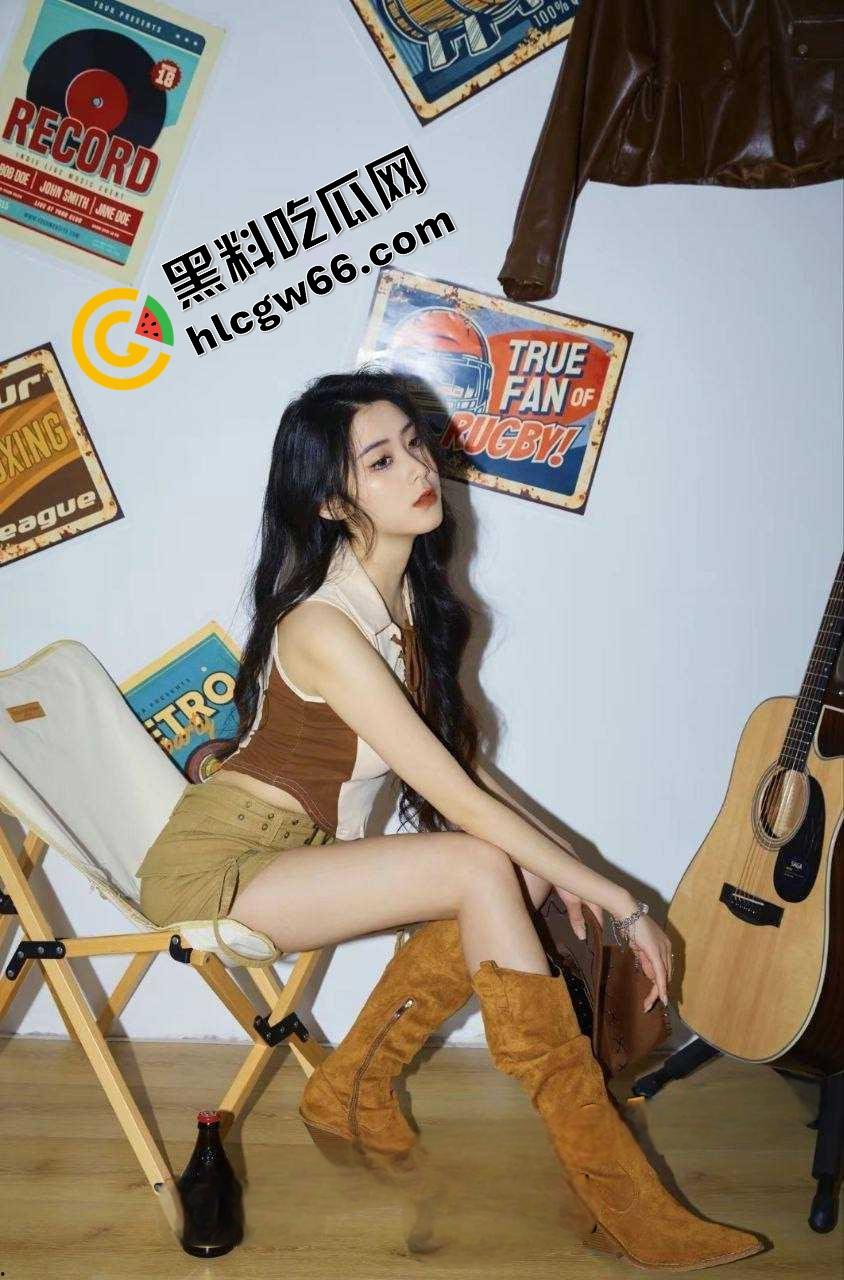 上海美院富家乖乖女【李梦圆】画油画的手拿去撸鸡巴,玉足足交蜜桃臀后入小穴夹得连射三发!-4