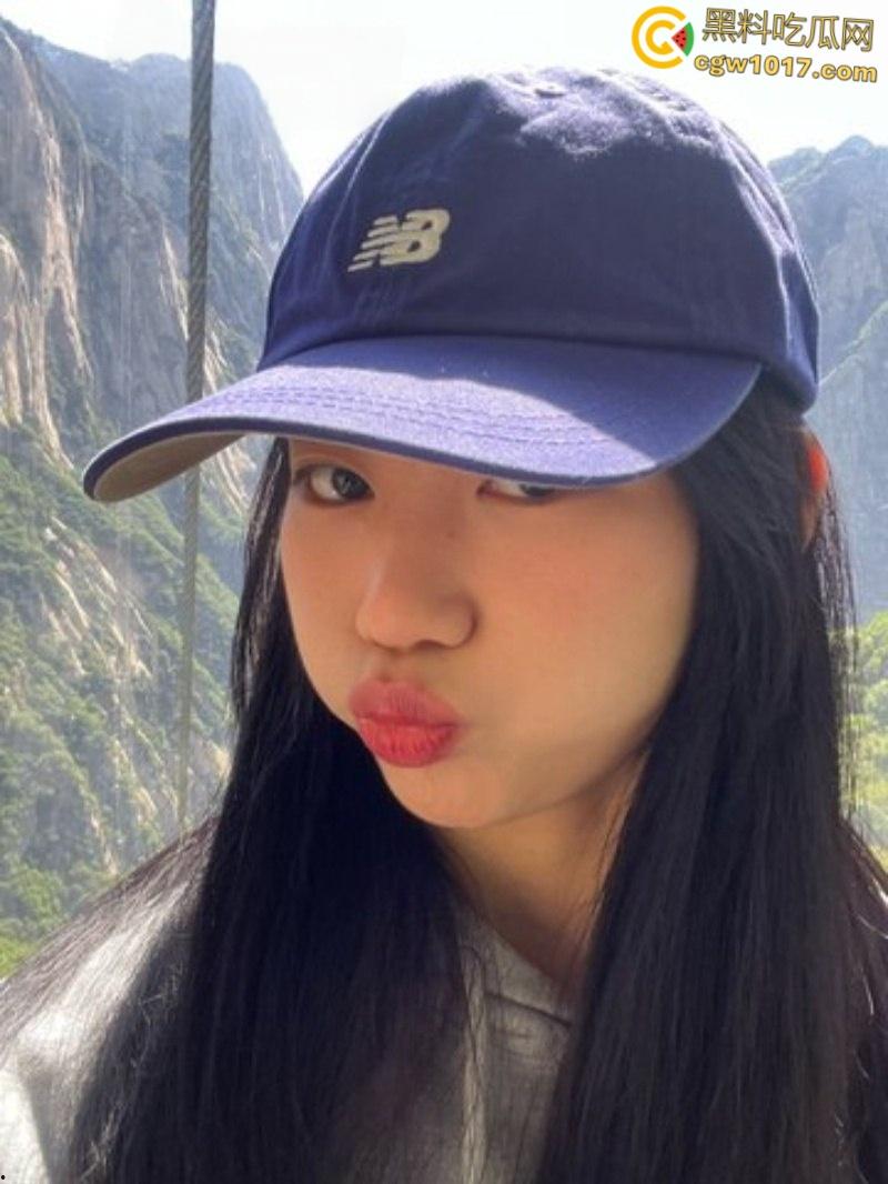 西安外国语大学【沈莉莉】,反差眼镜妹被男友调教日常,可爱女仆害羞捂脸,口爆颜射后还比耶自拍 !-2