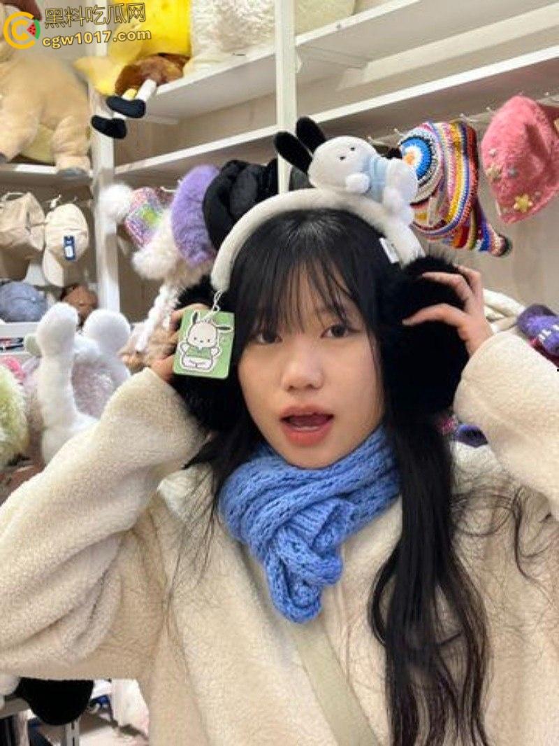 西安外国语大学【沈莉莉】,反差眼镜妹被男友调教日常,可爱女仆害羞捂脸,口爆颜射后还比耶自拍 !-4