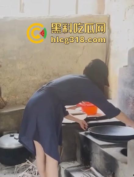 慰问孤寡老人！女子携闺蜜下乡送温暖 换上围裙真空做饭勾引大爷 可惜啊大爷好像不太行！-3