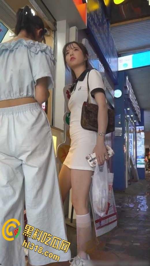 抄底大神街头偷拍，短裙白袜妹妹，雪白美腿白色内裤一看就很单纯，小门户饱满鼓鼓的太诱人了！-2
