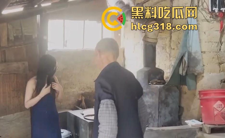 慰问孤寡老人！女子携闺蜜下乡送温暖 换上围裙真空做饭勾引大爷 可惜啊大爷好像不太行！-5