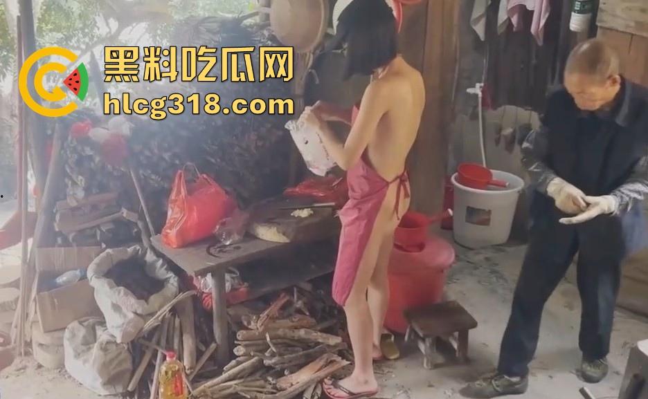 慰问孤寡老人！女子携闺蜜下乡送温暖 换上围裙真空做饭勾引大爷 可惜啊大爷好像不太行！-13