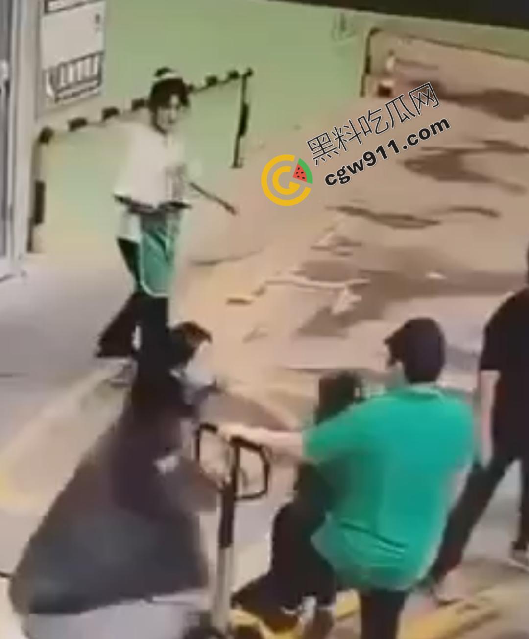 惊悚街头血腥惨案：17岁少女暴怒狂刺小三，刀刀致命，小三惨死街头，血腥残酷场面震惊全网-6