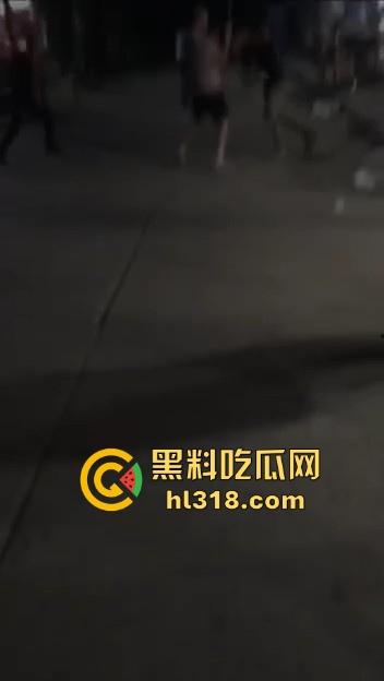 江西樟树精神小伙大火拼!多名男子发生争吵后持刀斗殴,男子被砍到脖子血流一地,真猛啊!-1