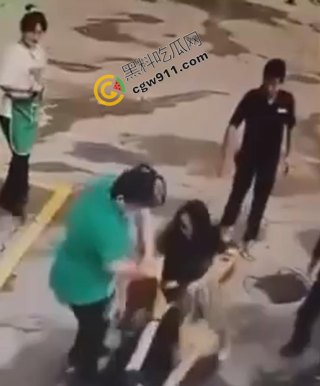 惊悚街头血腥惨案：17岁少女暴怒狂刺小三，刀刀致命，小三惨死街头，血腥残酷场面震惊全网-7