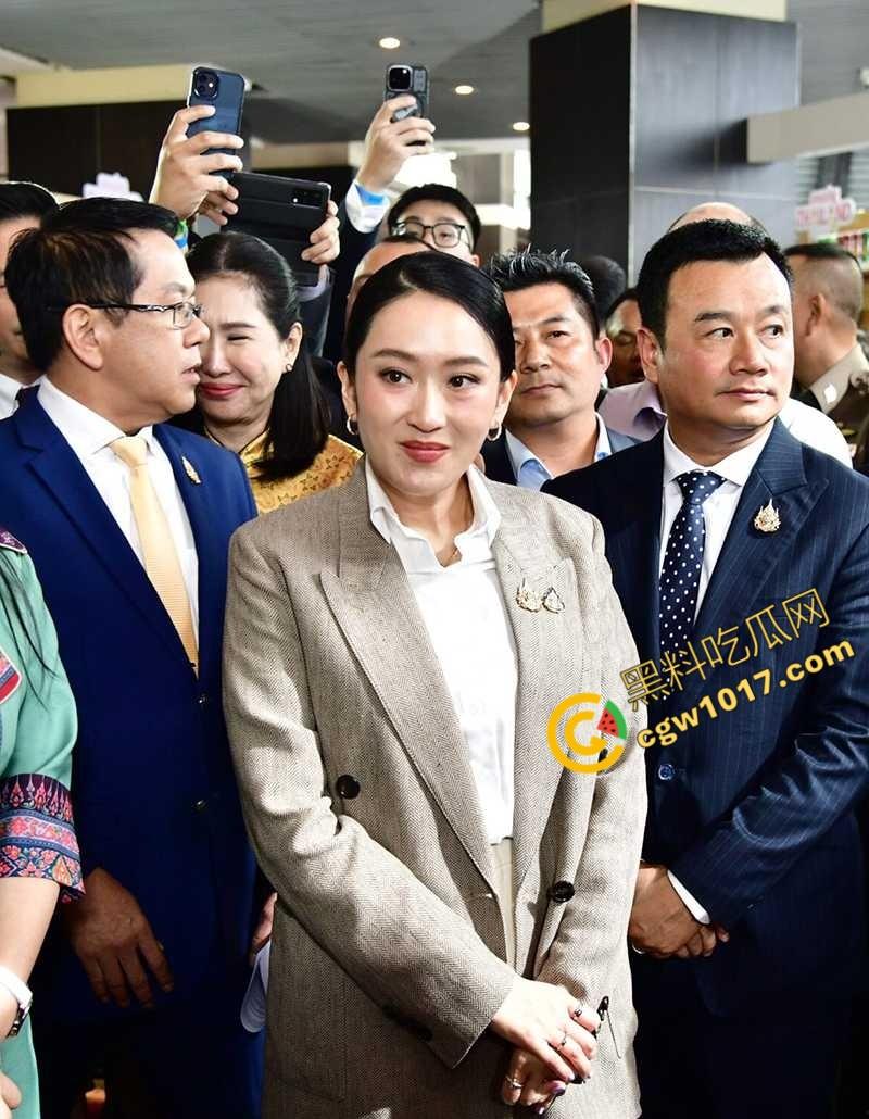 泰国女总理性爱丑闻泄密！极品巨乳，完美露脸，场景劲爆火辣，网民疯狂点击，震惊全球！-1