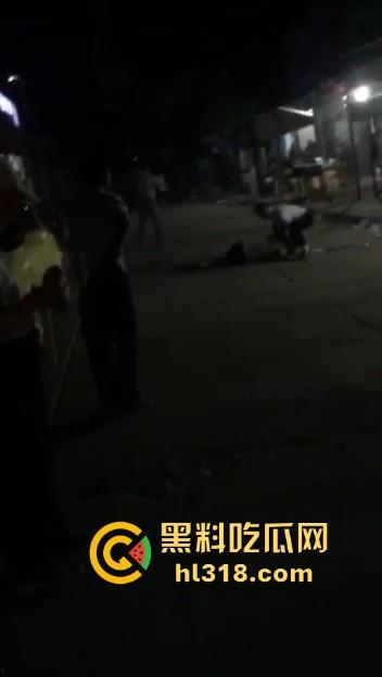 江西樟树精神小伙大火拼!多名男子发生争吵后持刀斗殴,男子被砍到脖子血流一地,真猛啊!-6