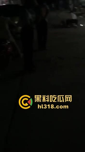 江西樟树精神小伙大火拼!多名男子发生争吵后持刀斗殴,男子被砍到脖子血流一地,真猛啊!-7