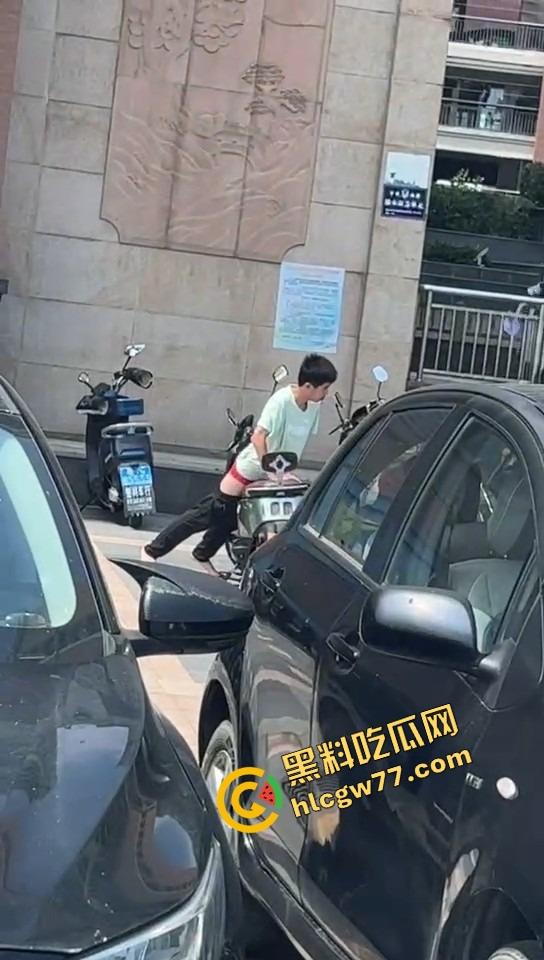 山东奇葩小伙现场癫疯 女车主前脚刚走 他直接脱裤骑日电动车 压抑太久把出轨幻想发泄在雅迪身上！-3