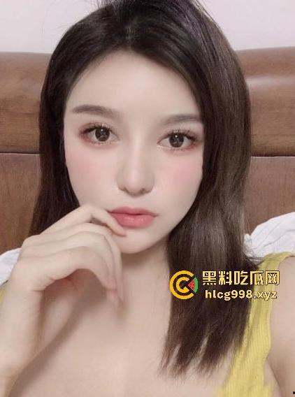 瓜友双飞高端模特爽到飞起!一个吃鸡巴一个舔胸,全程不戴眼罩,骚操作投稿只打私处马赛克!-2