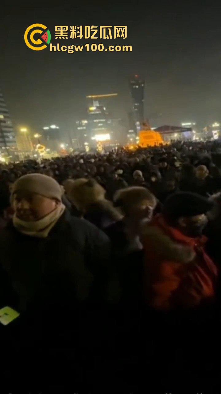 蒙古首都乌兰巴托市中心发生大规模示威游行，原来邻国也不是想象中的那么太平嘛-5