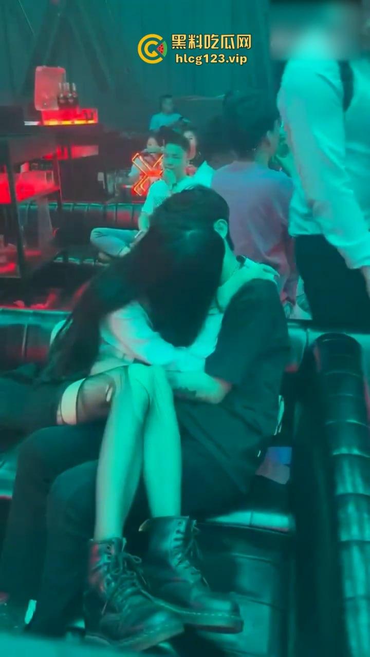 【只怪灯光太催情 让你如此骚不停】 高冷女神夜店秒变淫娃主动送吻赠逼 这还用开房吗?-2