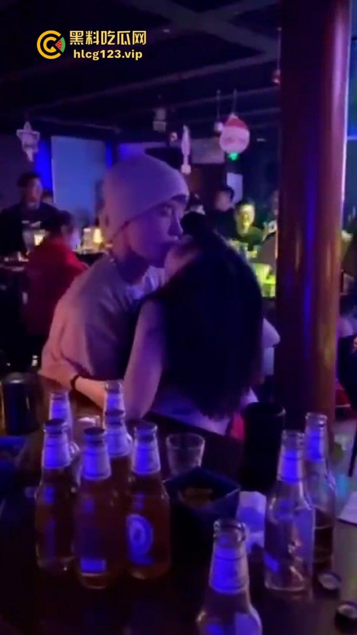 【只怪灯光太催情 让你如此骚不停】 高冷女神夜店秒变淫娃主动送吻赠逼 这还用开房吗?-4