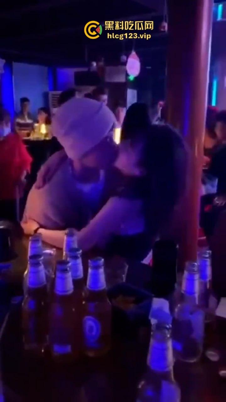 【只怪灯光太催情 让你如此骚不停】 高冷女神夜店秒变淫娃主动送吻赠逼 这还用开房吗?-5