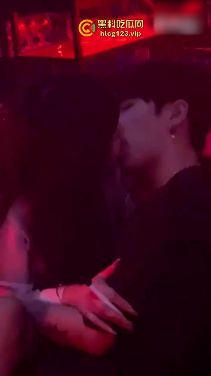 【只怪灯光太催情 让你如此骚不停】 高冷女神夜店秒变淫娃主动送吻赠逼 这还用开房吗?-7