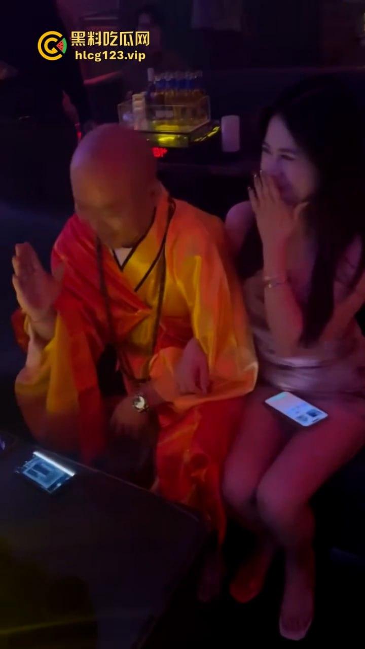 【只怪灯光太催情 让你如此骚不停】 高冷女神夜店秒变淫娃主动送吻赠逼 这还用开房吗?-8