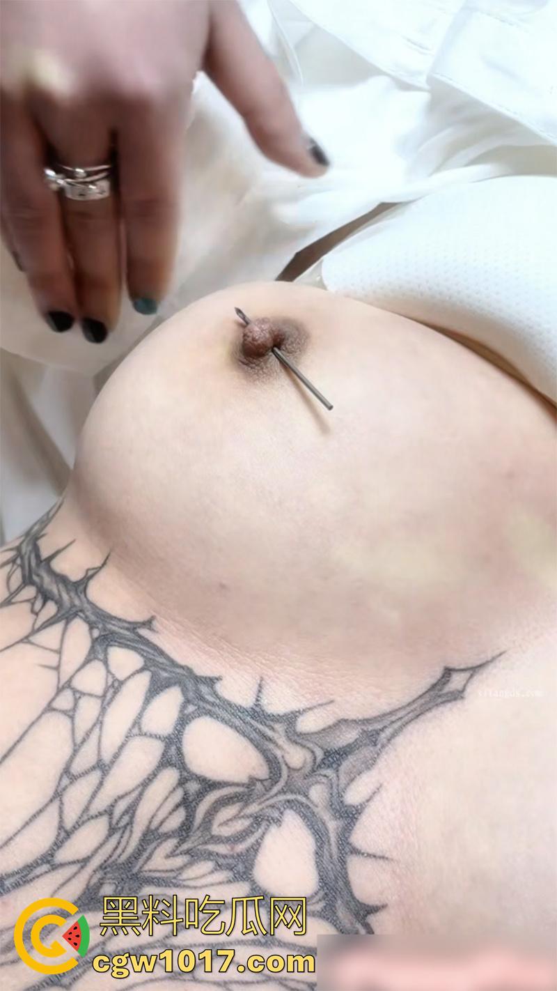 主人的新任务，反差黄毛精神小妹【puppy】，为讨好主人给奶头扎穿孔，安装乳钉撕心尖叫，玩的真野性啊！-1