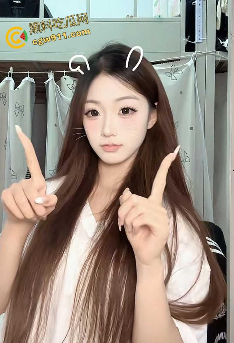 河南师范超美舞蹈生【周彤彤】,情趣蕾丝内裤勾引男友,开档黑丝无套后入,各种体位疯狂爆操!-1