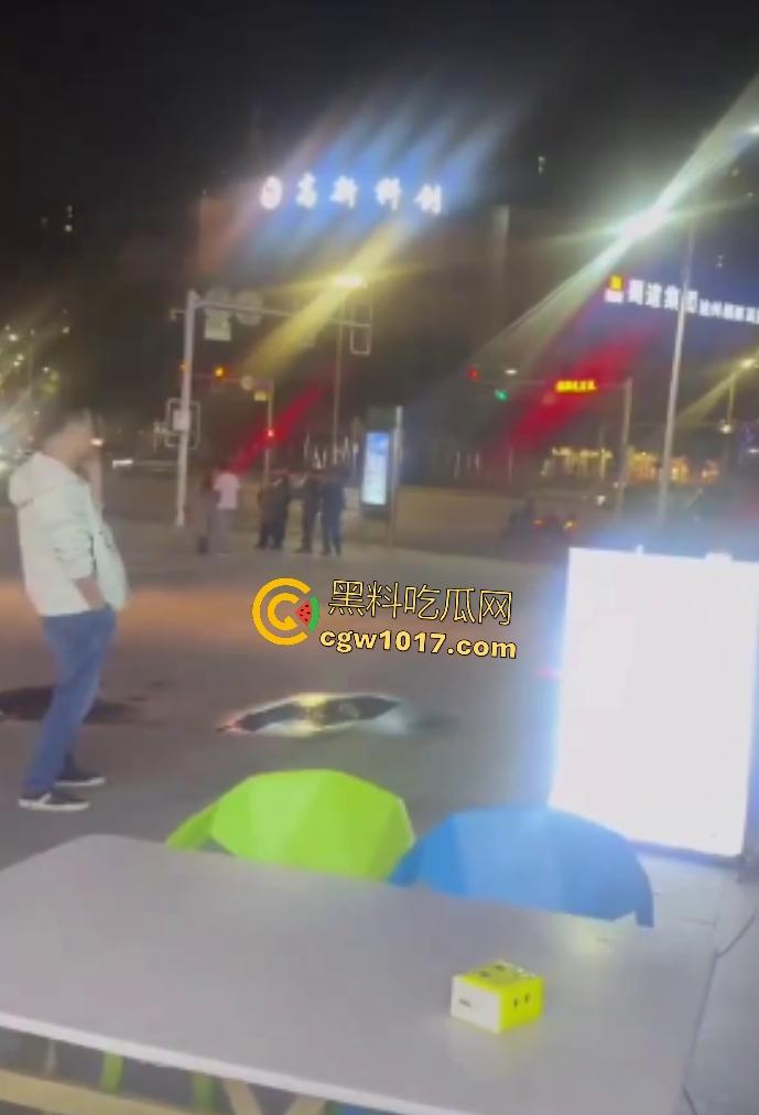 达州街头“刀皇”用菜刀袭警，小冲突变警匪大戏，警车撞击刀皇还能立马站起来，女友抱腿才能制服，太牛逼了！-1