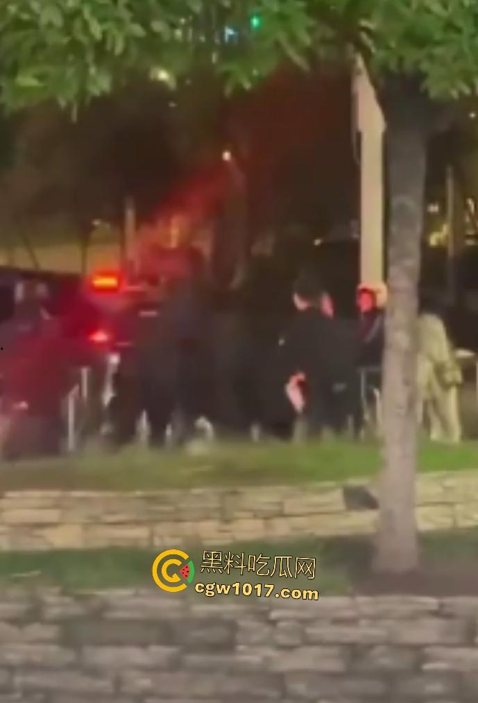 达州街头“刀皇”用菜刀袭警，小冲突变警匪大戏，警车撞击刀皇还能立马站起来，女友抱腿才能制服，太牛逼了！-7