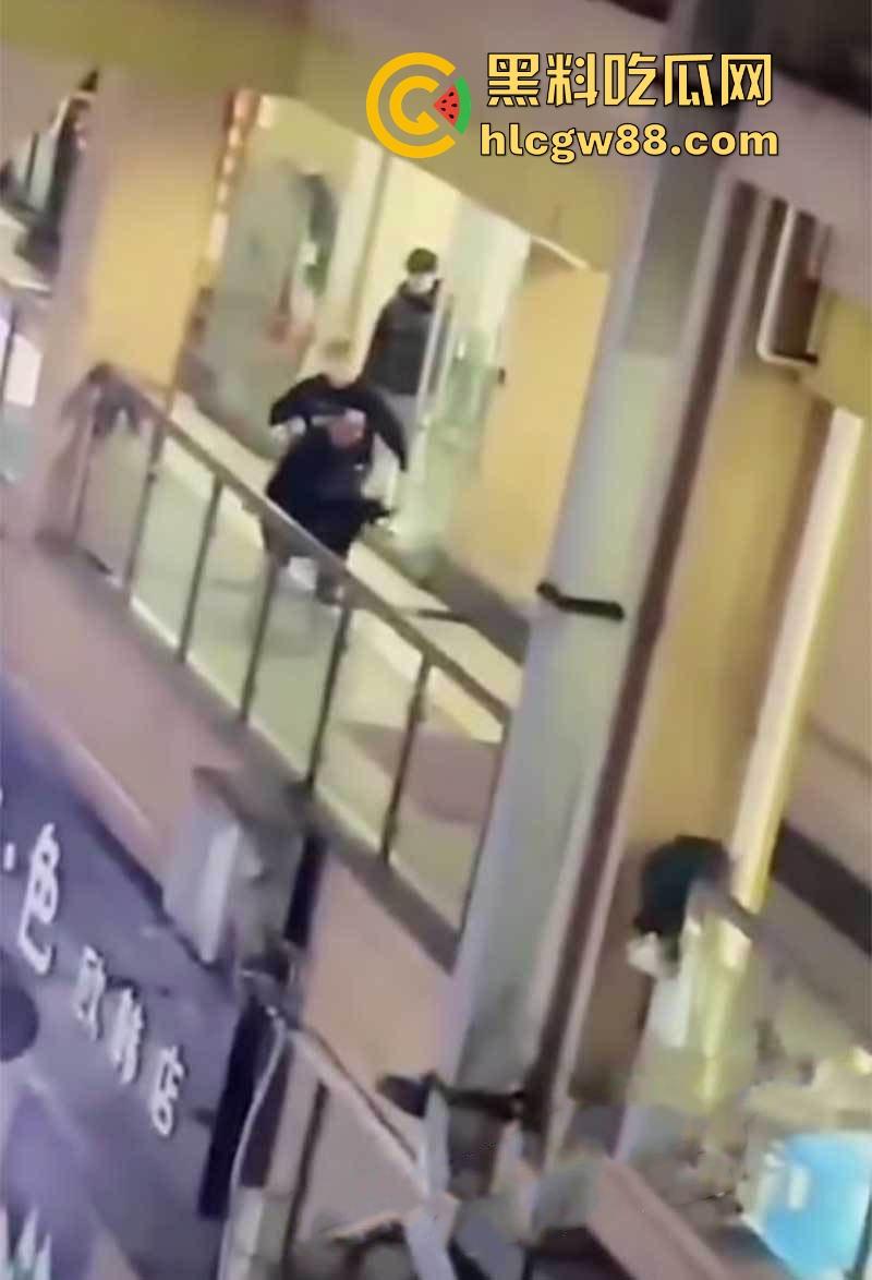 重庆厕偷拍男玩脱了，被情侣堵个正着，心虚跳楼逃跑，结果直接摔逼逼了，多处骨折进医院！-2