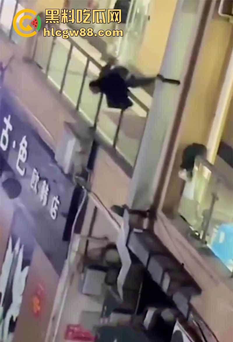 重庆厕偷拍男玩脱了，被情侣堵个正着，心虚跳楼逃跑，结果直接摔逼逼了，多处骨折进医院！-8