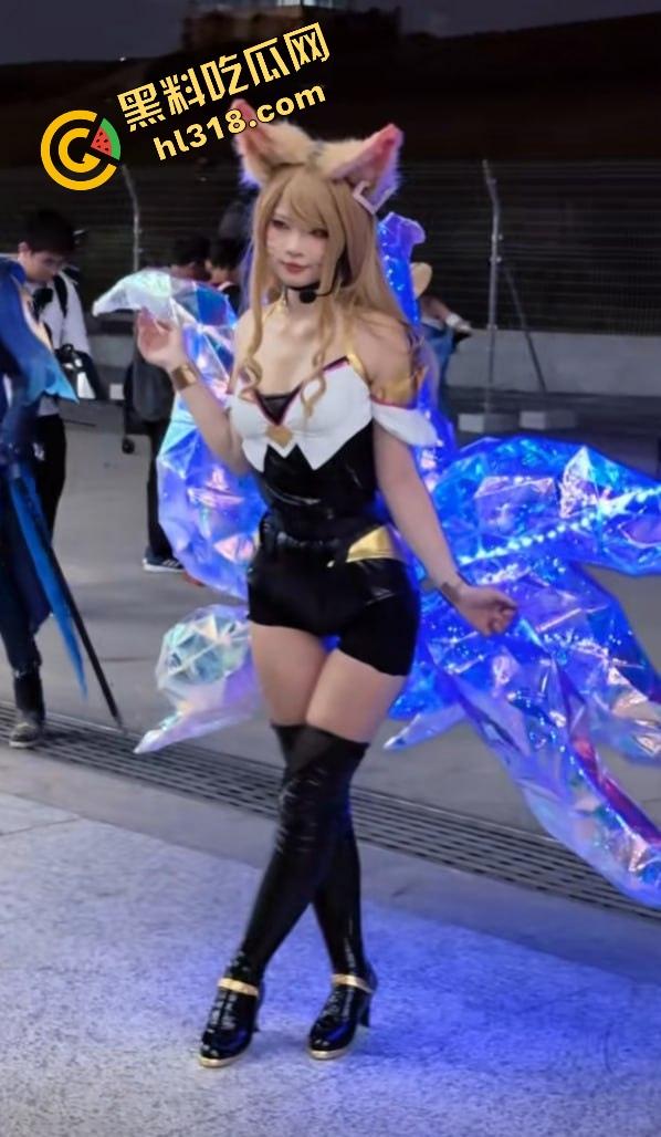 coser比比谁骚,成都夜场漫展集体裆走光,连体丝袜裹逼,内裤全外穿,宅男手机拍到爆存储!-7