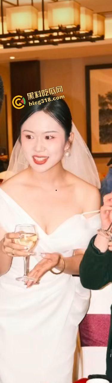 曝光济南人妻母狗群P狂魔『闫冰倩』被7个男人轮番操3P十几次，精液洗澡都洗不干净！-3