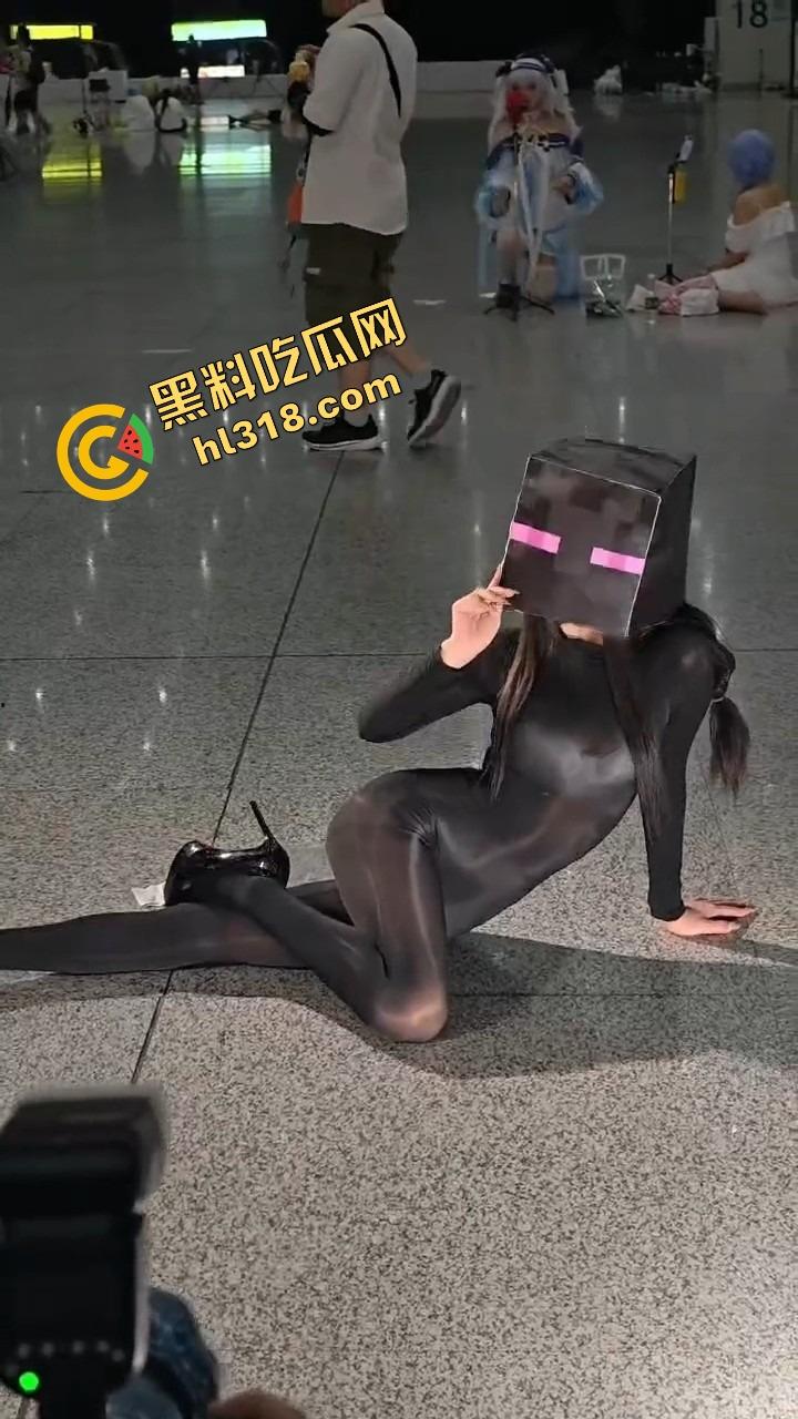 coser比比谁骚,成都夜场漫展集体裆走光,连体丝袜裹逼,内裤全外穿,宅男手机拍到爆存储!-14